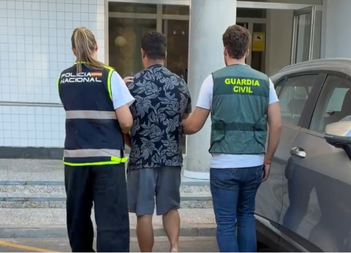 Six arrests for smuggling migrants via Schengen airports