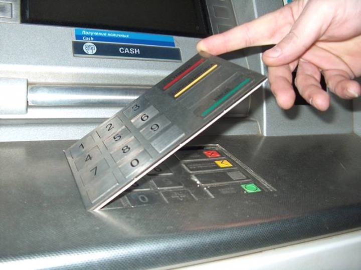 ما هو Card Skimming وكيف تحمي بطاقتك الائتمانية منه , ما هو الكارد سكيمينج , كيفية اختراق الصراف الآلي , طرق اختراق البطاقات المصرفية ,  ما هو Card Skimming وكيف تحمي بطاقتك المصرفية منه
