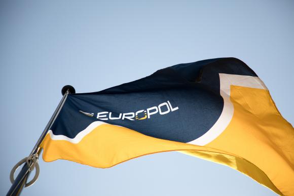 Quellbild anzeigen Covid 19
Europol Diebstahl
Krmialtäten  
